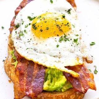 Tostada De Avocado Con Bacon Y Huevo Frito