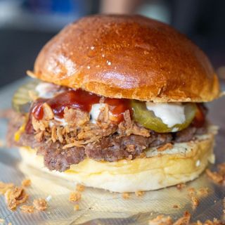 NUEVA PULLED BBQ Smash Burger