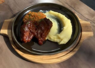 Пательня з тушкованими ребрами, капустою та картопляним пюре 600г