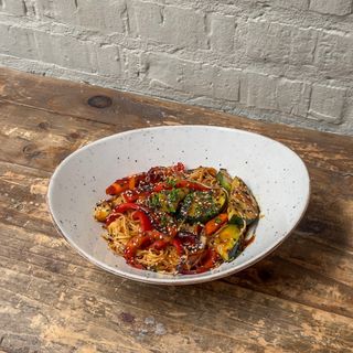 Wok de noodles thai con verduritas salteadas