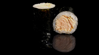 SMOKED HOSOMAKI  (łosoś wędzony na gorąco, serek)