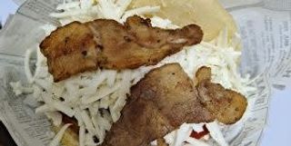 Arepa De Pernil Con Queso Y Tomate