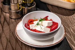 Salată de ardei copt cu brânză feta