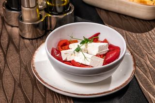 Salată de ardei copt cu brânză feta