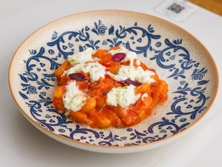 Картопляні ньоккі з беконом та страчателою (250г)