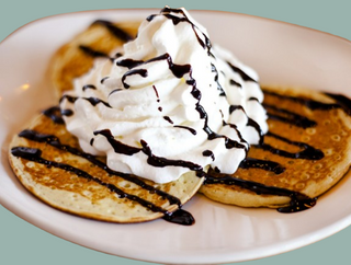 Tortitas Con Nata Y Sirope