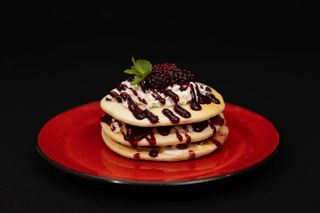 Панкейки з ожиновим варенням та домашнім сиром