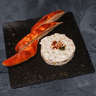 Домашна млечна салата с домашна фокача   300г