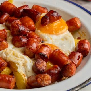 Ración De Huevos Rotos Con Chistorra