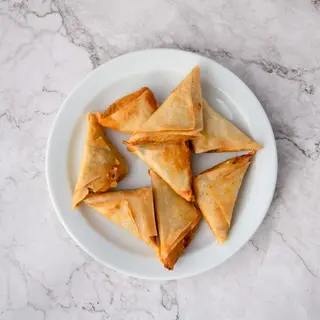 Triángulos con carne y curry fritos (8 uds.)