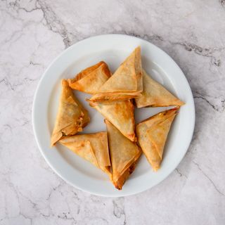 Triángulos con carne y curry fritos (8 uds.)