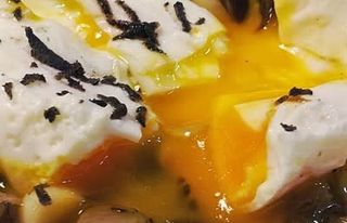 Huevos Rotos Con Roquefort