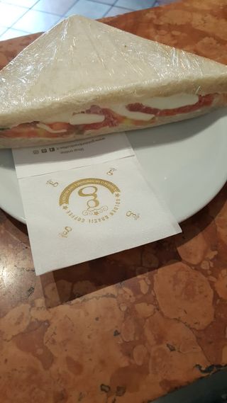 Tramezzino con mozzarella e pomodoro