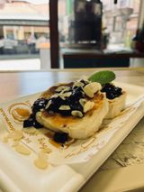 Запечено козе сирене със сладко от боровинки и филиран бадем