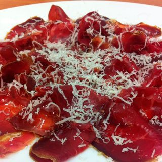 Tabla De Cecina Con Virutas De Queso De Cabra