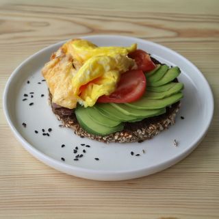 Tostada aguacate, tomate y tortilla