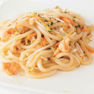 102. Yaki udon con gamberi