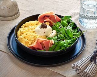 Scrambled eggs cu burrata