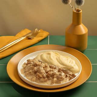 Бефстроганов з картопляним пюре