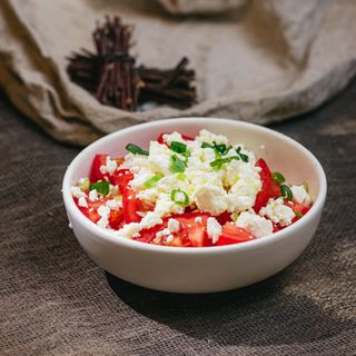 Salată de Roșii cu Busuioc și Feta