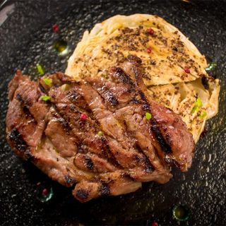 Свинска пържола със стек от зеле (300 г)