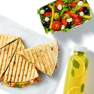 Zestaw Quesadilla z Wołowiną, sałatka lub ziemniaczki i lemoniada