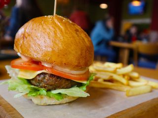 Бургер з яловичиною + фрі/Beef burger + fries (300g)