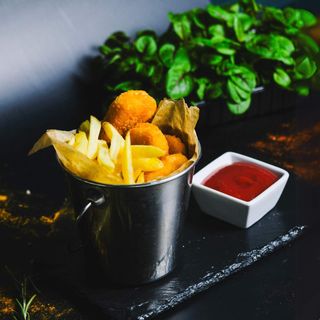 Nuggets de pui cu cartofi pai