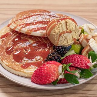 Panqueca fruta e gelado