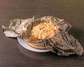 Riso ai frutti di mare nella foglia di loto