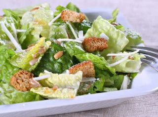 Салата цезар с пиле (300r)