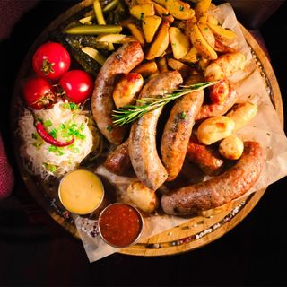 Велика дошка  ковбасок гриль на компанію