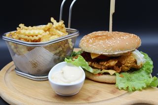 Бургер с хрупкаво пиле  (350г)