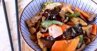 42. Vaca Cogumelos Chineses e Bambu