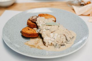 Punjeni teleći odrezak u umaku od vrganja s popečcima