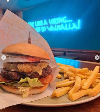 hamburguesa dinamarca con patatas fritas (200 gr.)