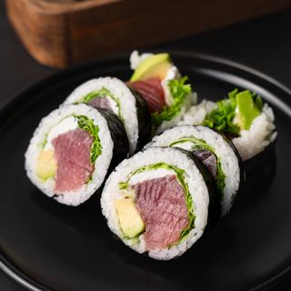 Futomaki Tuńczyk, serek, awokado
