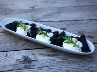 Вареники чорні з морепродуктами та ікрою (230г)