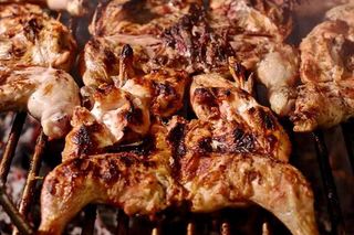 Pui pe jar cu cartofi si mamaliguta