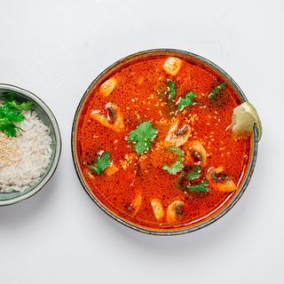 Том ям с морепродуктами