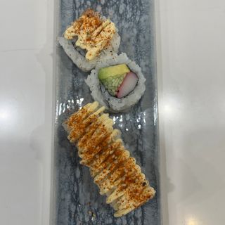 94. Uramaki Spicy Surimi Con Aguacate Y Pepino (4 Pzs.)