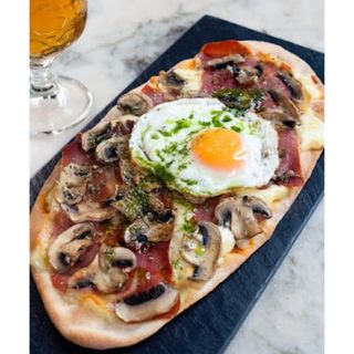 Coca setas, huevo y jamón