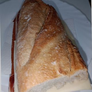 Bocadillo Jamón Serrano y Queso