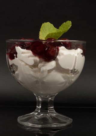 Йогурт с домашно сладко, вишна (300г)