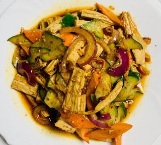 2.Salata od povrća i žutih mahunarki 300g