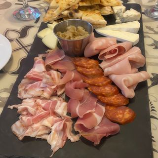 TABLA DE EMBUTIDOS CON QUESOS Y FOCACCIA