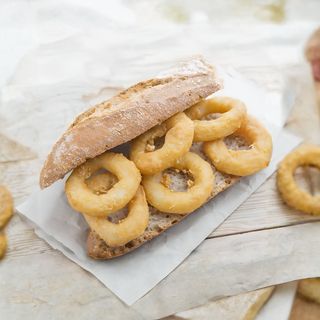 Bocadillo XL de rabas de calamar con alioli