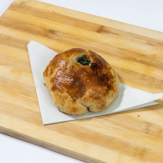 Girella di pasta sfoglia, salsiccia e friarielli