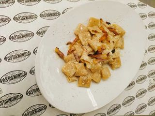 Mezza manica alla gricia