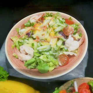 26.  Ensalada de mango y langostinos